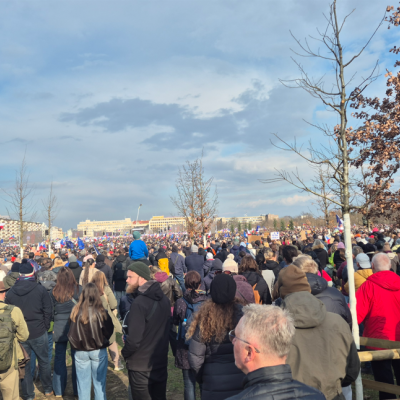 Letná 21.3.2026: Minář: „Čeká nás boj, občanská resistence, měsíce nenásilného odporu. Naše heslo nebude boj, ale neboj.“ ?!