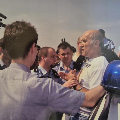 10.6.2026: Primitiv Šinágl po Letné 2005 (při akci KSČM), opět vyveden, tentokrát ze zasedání Rady ČT