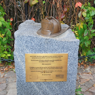 Praha pomníček hasičům z NY 11.9.2001