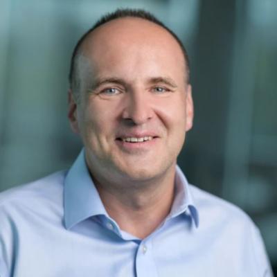 miliardář na úkor státu a obyvatel díky využívaní živnostníků co pracují jako zaměstnanci